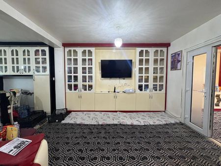 4 bedroom semi-detached house to rent - Photo 2