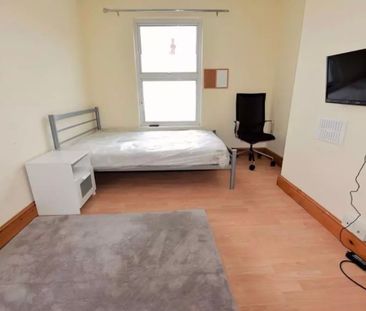 4 Bed - 5 Newport Mount, Headingley, Leeds - LS6 3DB - Student - Photo 4