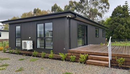 Modern and Sunny - Photo 2