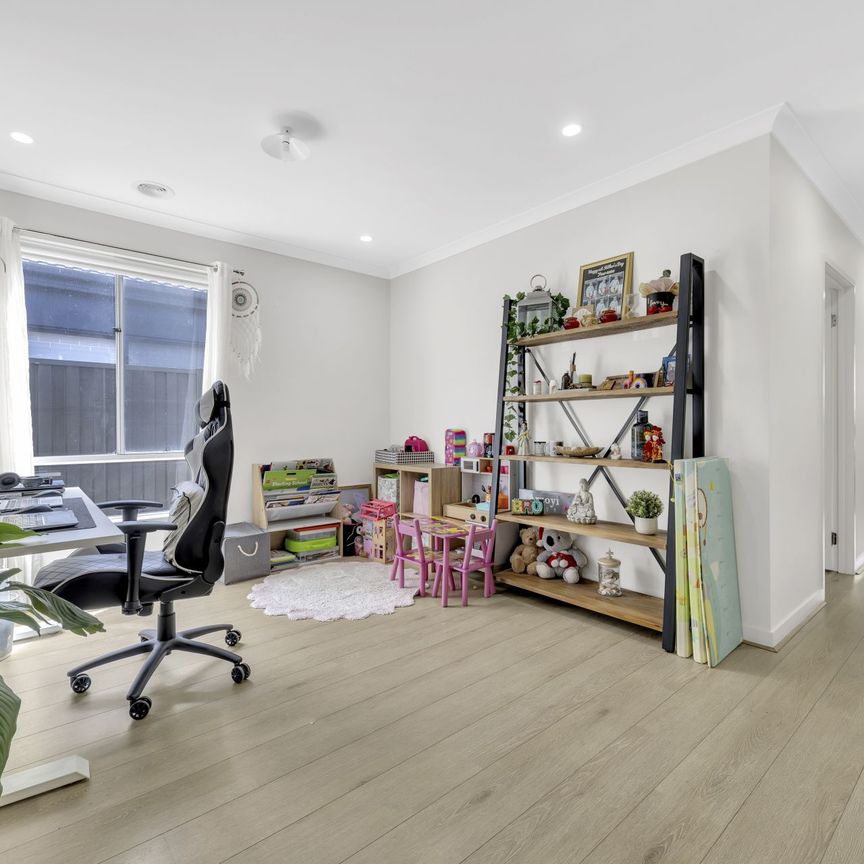 Stylish Craigieburn Home Offering Comfort & Convenience - Photo 1