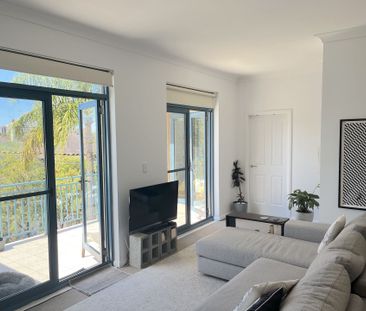 Stunning Top Floor Pet Friendly Apartment - Photo 3