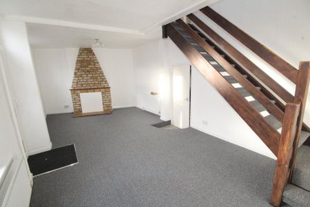 2 bedroom end of terrace house to rent - Photo 2