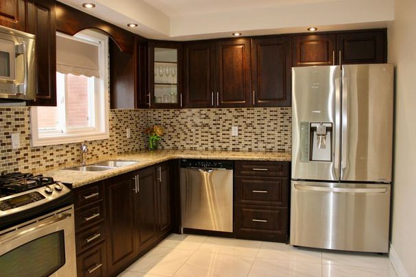 Mississauga Furnished Detached Home for Rent - Stunning 3 Bedroom with City Views, Private Garden, and Garage - Photo 1