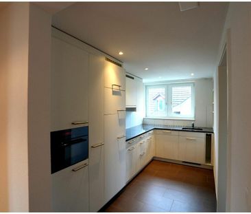 Moderne 2.5-Zimmer-Dachwohnung in Bahnhofsnähe mit hochwertigem Inn... - Photo 3