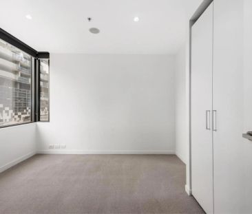 Bright and Spacious Two-Bedroom Apartment in Prime Location - Photo 3