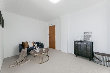 Centrally Positioned, Private And Sun-Kissed, Tastefully Updated One Bedroom Oasis, Only Moments To Amenities - Photo 3