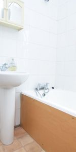 1 bedroom Flat To Let Total Size: 679 SQ FT - Photo 4