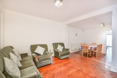 5 bedroom semi-detached house to rent - Photo 2