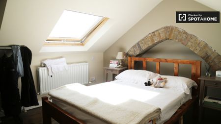 Light room in 4-bedroom apartment in Terenure, Dublin - Photo 5