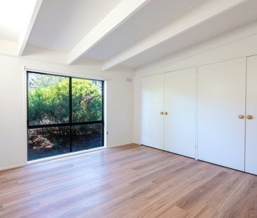 Unfurnished, fully renovated beachside gem! - Photo 2