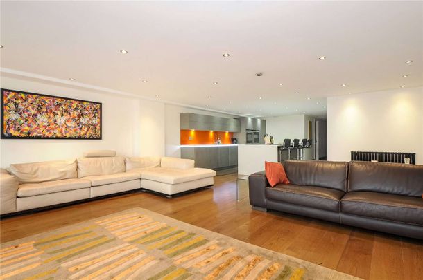 SHORT LET A beautifully appointed, two bedroom apartment, situated on the 4th floor of this popular, river fronted warehouse, located in central Wapping. - Photo 1