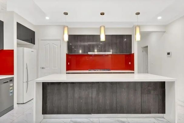 “Large Spacious Family Home!” - Photo 1