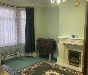 3 bedroom property to rent in London - Photo 1