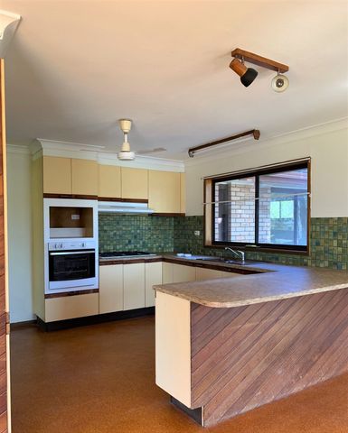 3 Bedroom - 2 Bathroom - Location close to cafes, shops - Photo 5