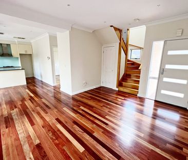 2/11 Erskine Avenue, Reservoir VIC 3073 - Photo 2