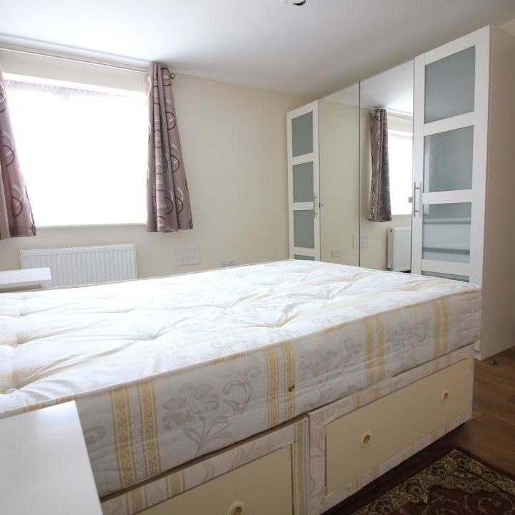 Sandown Close, Hounslow - Photo 1