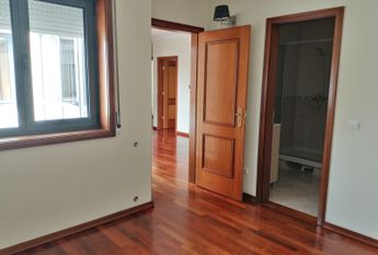Apartamento T3 Duplex nas Barrocas, com boa exposição solar e com garagem fechada!
