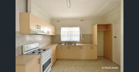 Character Charm in Prime East Ringwood Locale - Photo 5