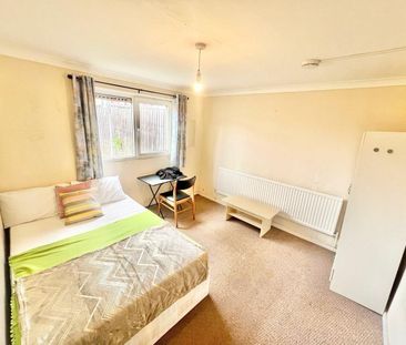 Room in a Shared House, Ivy Road, E16 - Photo 5