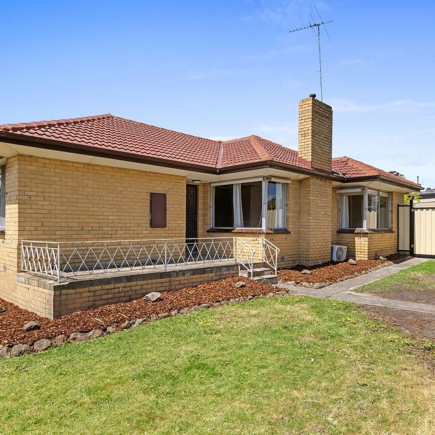 Renovated modern 3-Bedroom Home in Prime Mount Waverley Location. - Photo 1