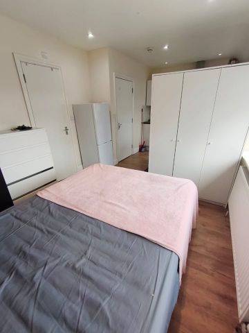 Studio Flat, Links Road, NW2 - Photo 2