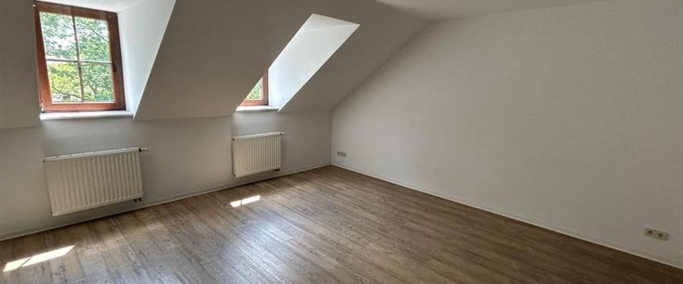 +++ Großzügige DG-Wohnung im Herzen von Zwickau – Ruhig wohnen mit bester Anbindung +++ - Photo 1