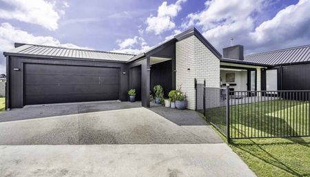 Modern four bedroom family home - great location! - Photo 3