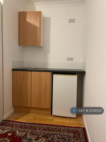 1 bedroom in a house share to rent - Photo 2