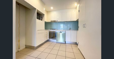 BRIGHT & SPACIOUS ONE BEDROOM SPLIT LEVEL APARTMENT IN PRIME LOCATION - Photo 5