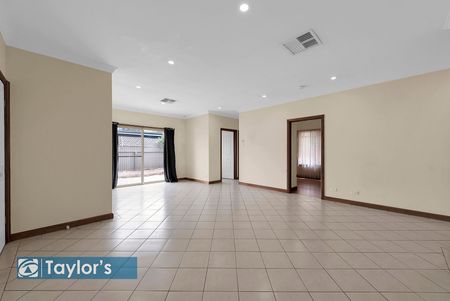 2010 BUILT FAMILY HOME THAT'S SURE TO PLEASE - Photo 3