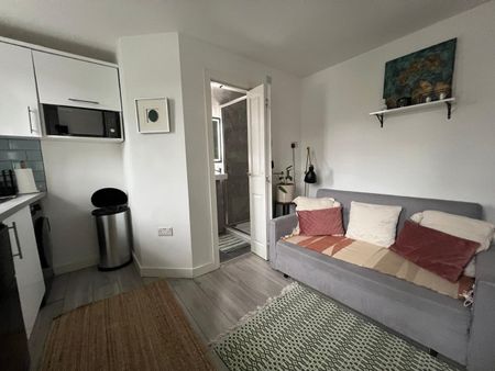 Studio Flat, Elmshaw Road, SW15 - Photo 4