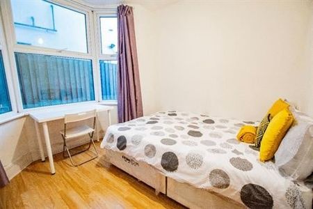 Room in a Shared Flat, Newham Way, E16 - Photo 4