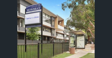 Sun-drenched Luxurious Top-Floor Apartment in Prime Location - Photo 5