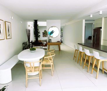 Large luxury resort style family home with pool - Photo 4