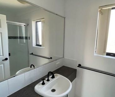 Top Floor Fully Furnished Apartment - Photo 4