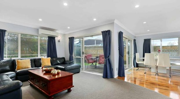 4 bedroom, 2 lounges - Perfect for your family - Photo 1