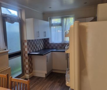 A luxury house Available at Burnley Road NW10 1EH London - Photo 2