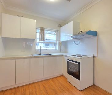 CONVENIENTLY LOCATED TWO-BEDROOM UNIT WITH SUNNY ASPECT - Photo 2