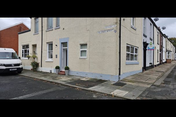1 Bed Flat, Stockport Road, SK14 - Photo 1