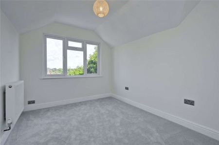 A recently refurbished detached home in a fantastic location. - Photo 4