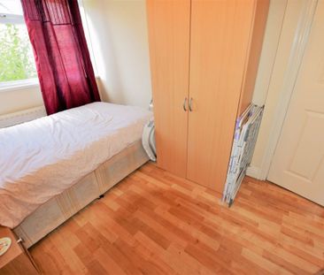 2 bedroom Flat in Ash Grove, Leeds - Photo 2