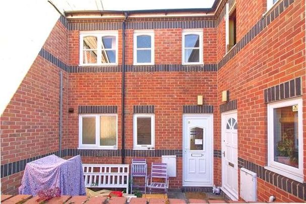 Stony Stratford Centre - Bedroom Maisonette With Parking!, MK11 - Photo 1