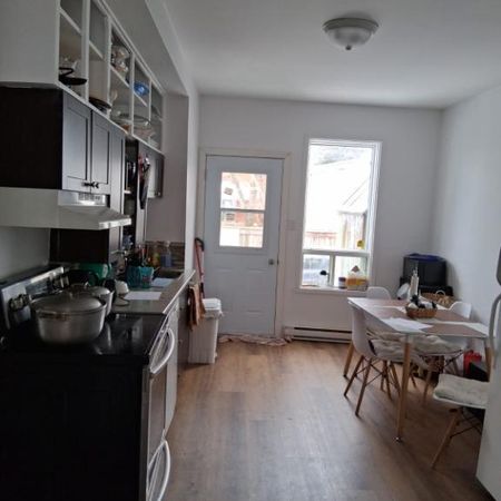 3 chambres, 1 salle de bain et 1 double salon, grande cuisine, entrée indépendantes - Photo 3