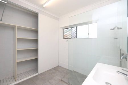 Fantastic Fully Air Conditioned Villa - Garage with Remote - Photo 3