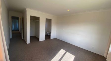 3 Bedrooms Stokes Valley - Photo 3