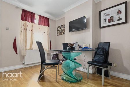 1 bedroom in a house share to rent - Photo 2