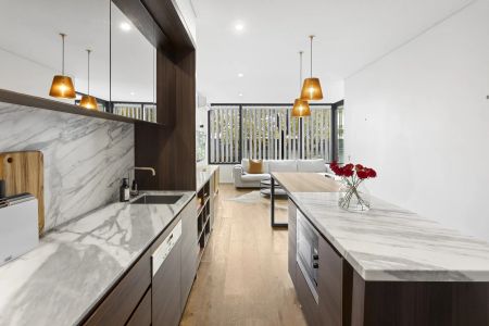 Sophisticated designer haven in an ultra-convenient location - Photo 2