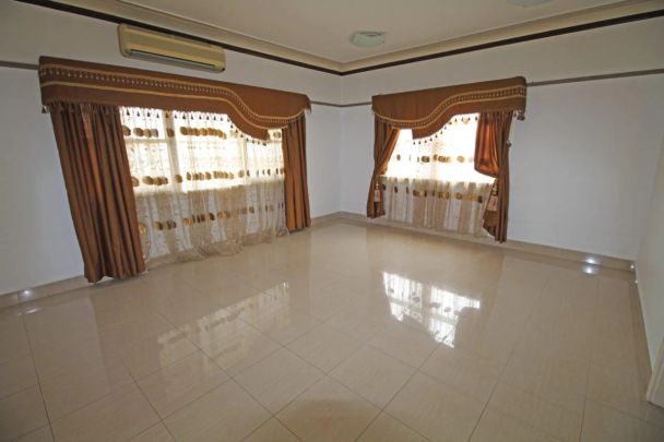 LARGE 4 BEDROOM FAMILY HOME PLUS STUDY ROOM AREA - Photo 1