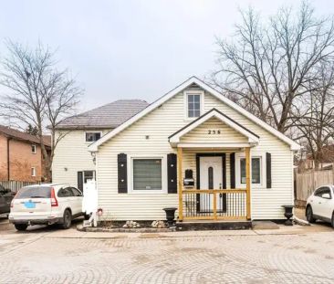 Dunlop Street West 256 | 256 Dunlop St West, Barrie - Photo 1