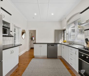 FULLY FURNISHED + RENOVATED ONE BEDROOM + HIP NEIGHBOURHOOD - Photo 3